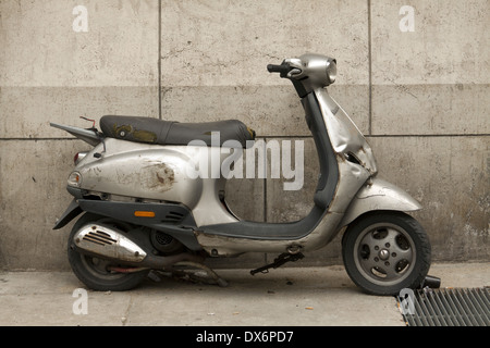 Scooter en mauvais état garé en centre ville Banque D'Images