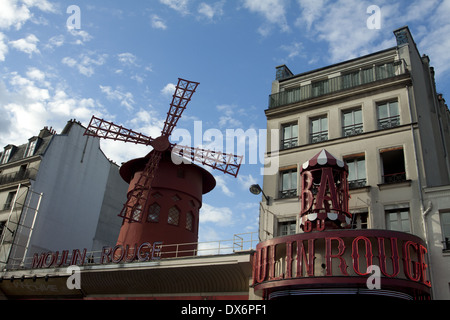 Moulin Rouge dans le quartier de Montmartre / Pigalle Paris Banque D'Images