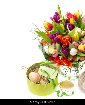 Bouquet de tulipes multicolores fraîche avec des œufs de pâques et boîte-cadeau sur fond blanc décoration festive. arrière-plan vacances. Banque D'Images