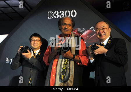 New Delhi, Inde. Mar 19, 2014. Photographe Raghu Rai (C) et deux officiers supérieurs de Nikon Corporation assister à la cérémonie de lancement de Nikon D4s et le D3300 appareils photo numériques à New Delhi, Inde, le 19 mars 2014. © Partha Sarkar/Xinhua/Alamy Live News Banque D'Images