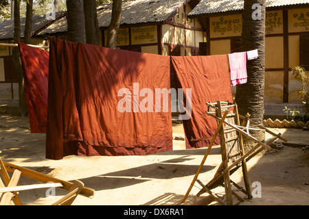 Robe safran des moines lavé tomber dans le soleil à la monastère Kyaung Shwe In Bin à Mandalay Banque D'Images