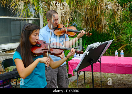 Artistes interprètes ou exécutants au violon Festival Chalk Sarasota Floride Square Burns Historique Nous joindre Banque D'Images