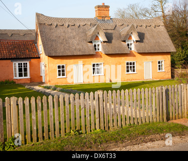 Jolie couleur ocre chaumière historique dans le village de Ufford, Suffolk, Angleterre Banque D'Images