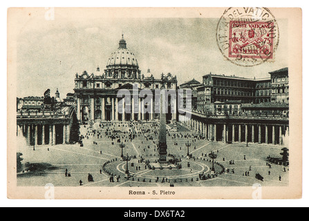 Italie - circa 1933 Vintage : carte postale avec timbre du Vatican. Basilica di San Pietro, Vatican, Rome, Italie. Banque D'Images