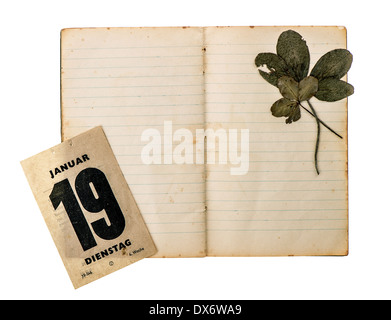 Vieux livre ouvert avec un page calendrier isolé sur fond blanc Banque D'Images