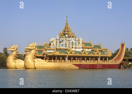 Barge Karaweik, béton réplique de la Barge Royale, Le Lac Kandawgyi, Yangon, Rangoon, Myanmar), (Birmanie) Banque D'Images