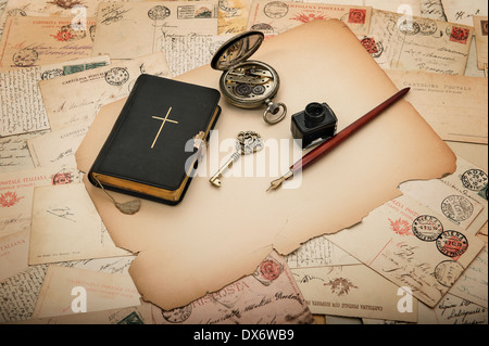 Bible black book et vintage accessoires avec des cartes postales anciennes et documents Banque D'Images