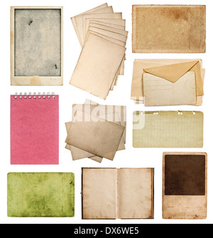 Ensemble de divers vieux papier feuilles. vintage photo album et des pages de livre, des cartes, des morceaux isolé sur fond blanc Banque D'Images