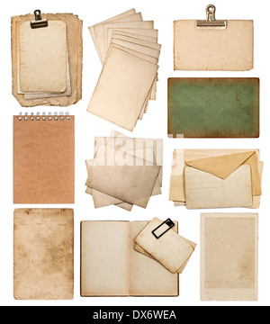 Ensemble de divers vieux papier feuilles. vintage photo album et des pages de livre, des cartes, des morceaux isolé sur fond blanc Banque D'Images