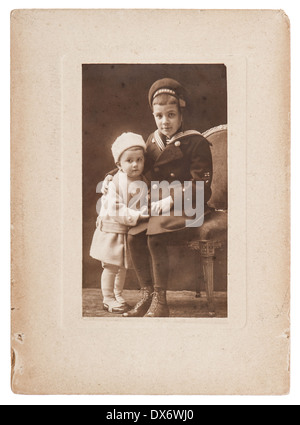 BERLIN, ALLEMAGNE - circa 1914 : portrait rétro de deux enfants portant des vêtements vintage vers 1914 à Berlin, Allemagne Banque D'Images