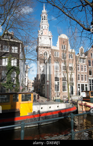 Péniches sur le canal à Amsterdam Pays-Bas avec entrepôts historiques en arrière-plan Banque D'Images