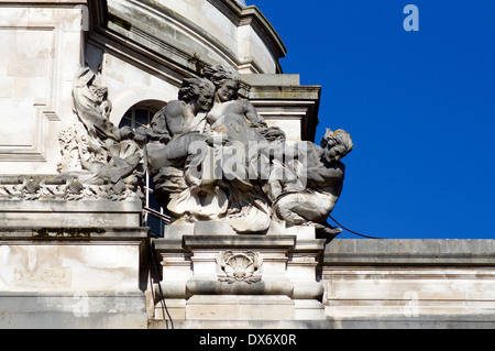 Détail des sculptures sur Cardiff City Hall, Cathays Park, Cardiff, Pays de Galles du Sud. Banque D'Images