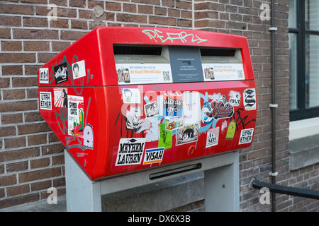 Service postal néerlandais post box avec graffiti Amsterdam Pays-Bas Banque D'Images