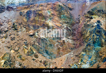 Une photographie d'un paysage magique et coloré rempli d'alchimie à ciel ouvert de la mine de cuivre historique sur P Banque D'Images