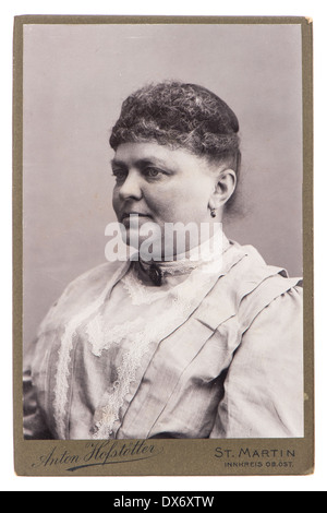 ST. MARTIN, ALLEMAGNE - circa 1900 : portrait de femme portant des vêtements vintage, vers 1900 à St Martin, Allemagne Banque D'Images