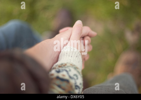 Un homme et une femme est la campagne holding hands Banque D'Images