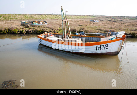 Petits bateaux de pêche amarrés dans l'entrée de la marée sur la rivière Alde à Slaughden, Aldeburgh, Suffolk, Angleterre Banque D'Images