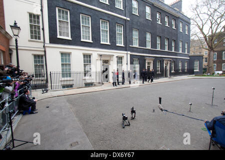 Westminster London, UK. 19 mars 2014. Chancelier de l'Echiquier George Osborne quitte le 11 Downing Street holding le budget fort pour présenter son 5e budget pour les membres du Parlement à la Chambre des communes Banque D'Images