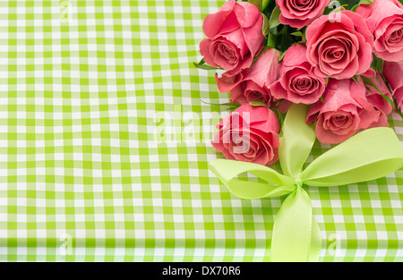 Roses roses fraîches sur fond cadeau vert floral arrangement romantique. Banque D'Images