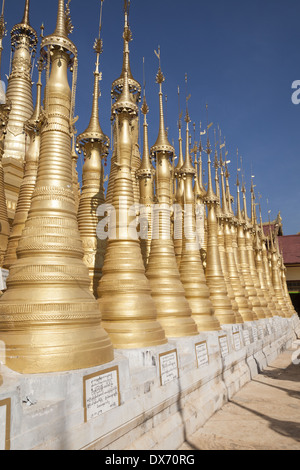 Certains des nombreux stupas d'or à la pagode Shwe Indein, Indein, l'État de Shan, Myanmar (Birmanie), Banque D'Images