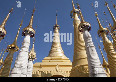 Certains des nombreux stupas d'or à la pagode Shwe Indein, Indein, l'État de Shan, Myanmar (Birmanie), Banque D'Images