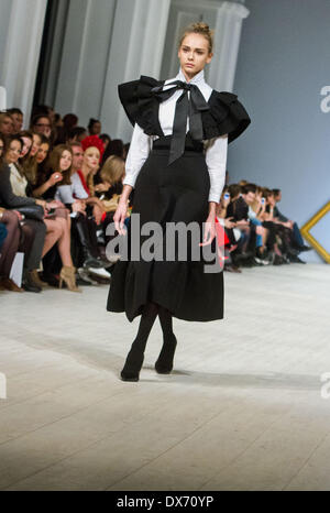 Kiev, Ukraine. 18 Mar, 2014. Un modèle présente une création de designer ukrainien Andre Tan au cours de l'Ukrainian Fashion Week à Kiev, le 18 mars 2014. © Sergii Kharchenko/NurPhoto ZUMAPRESS.com/Alamy/Live News Banque D'Images