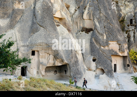 Visiteurs en face de l'église, partie du complexe de Goreme Open Air Museum, Goreme, Cappadoce, Turquie Banque D'Images