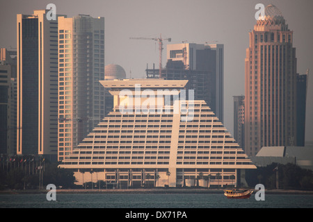 La pyramide-comme Sheraton Doha Resort and Convention Hotel à Doha, Qatar. Banque D'Images