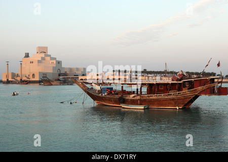 Bateau en bois traditionnel dans la Corniche marina à Doha, au Qatar. Banque D'Images