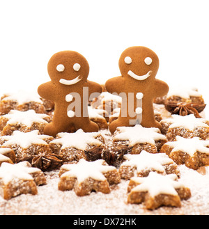 Gingerbread Man cookie, cannelle et anis étoilé étoiles sur fond de bois boulangerie de noël. Banque D'Images