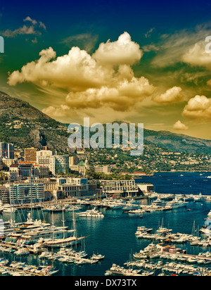 Beau coucher du soleil à Monaco. paysage méditerranéen avec un ciel nuageux Banque D'Images