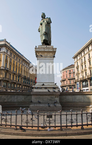 Italie, Milan, la Place Cordusio, Giuseppe Parini statue Banque D'Images