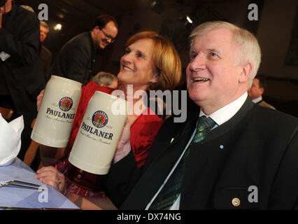 Munich, Allemagne. Mar 19, 2014. Premier ministre de la Bavière, Horst Seehofer et sa femme Karin assister à la 'traditionnel rôti de politicien' sur l'Aurbacher Hotel à Munich, Allemagne, 19 mars 2014. La traditionnelle bière stout saison commence en Bavière avec le traditionnel rôti. Photo : Tobias HASE/dpa/Alamy Live News Banque D'Images