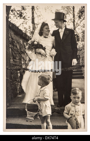 BERLIN, ALLEMAGNE - circa 1930 : mariage original ancien photo. portrait de tout couple marié. photo nostalgique, vers 1930 Banque D'Images