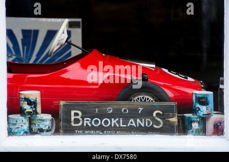 Voiture de course de pédale Retro jouet dans une vitrine. Stow on the Wold, Cotswolds, Gloucestershire, Angleterre Banque D'Images