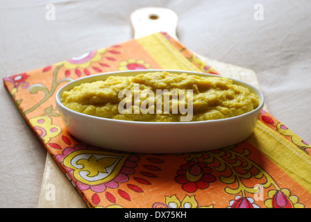 Crème de céleri-rave mélangée avec du curcuma, poivre et curry Banque D'Images