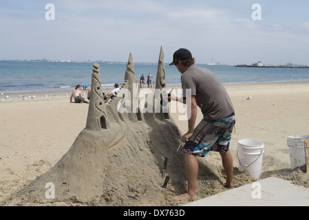 Banlieue de St Kilda, la plage St Kilda. Un artiste produisant une sculpture de sable sur la plage St Kilda. Banque D'Images