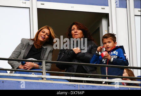 Hambourg, Allemagne. Mar 16, 2014. Sabia Boulahrouz (L-R), Lolita van der Vaart, mère de Rafael van der Vaart et son fils Damian s'asseoir dans les tribunes pendant le match de football Bundesliga allemande entre Hambourg SV et 1. FC Nuremberg à l'Imtech Arena de Hambourg, Allemagne, 16 mars 2014. Photo : CHRISTIAN CHARISIUS/dpa/Alamy Live News Banque D'Images