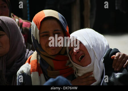 Hébron, en Cisjordanie, en territoire palestinien. Mar 19, 2014. Des proches de 16 ans, adolescent palestinien Youssef Shawamreh pleurer sur sa maison dans la ville de Cisjordanie d'Hébron, le 19 mars 2014. Shawamreh a été tué près du village palestinien de al-Ramadin, au sud d'Hébron, quand lui et trois de ses amis ont tenté de traverser la barrière de séparation entre Israël et les territoires palestiniens. Credit : Mamoun Wazwaz/Xinhua/Alamy Live News Banque D'Images