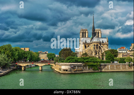 Notre Dame de Paris de carhedral riverside extérieur avec ciel dramatique Banque D'Images