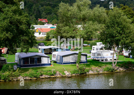 Camping près de Freudenberg en Allemagne de l'Europe de la rivière principale Banque D'Images