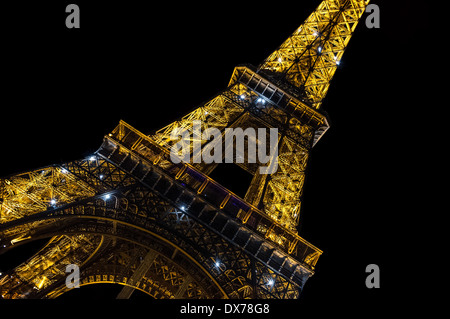 Tour Eiffel nuit en lumière le 24 août 2013 à Paris Banque D'Images