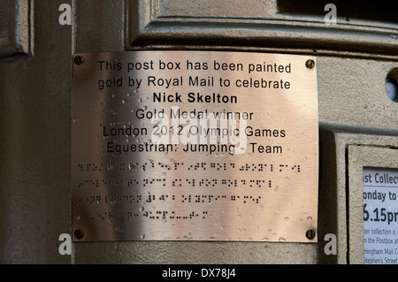 Plaque sur Nick Skelton gold postbox, Alcester, Warwickshire, England, UK Banque D'Images