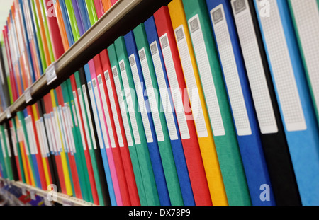 Fichiers colorés sur étagère de magasin Banque D'Images