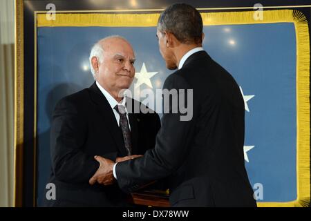 Le président américain Barack Obama remet la Médaille d'honneur de Michael David Pena au nom de son défunt père, le sergent-chef. Mike C. Pena, l'un des 24 anciens combattants de l'Armée de recevoir le prix dans le cadre de la bravoure 24 cérémonie à la Maison Blanche le 18 mars 2014 à Washington D.C. Le sergent-chef. Mike C. Pena s'est distingué par des actes de bravoure et l'intrépidité des Waegwan, la Corée, le 4 septembre 1950. Banque D'Images