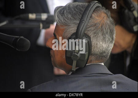 London, UK . Mar 19, 2014. Sadiq Khan à son avis d'expert à la presse en dehors de la chambres du Parlement après le budget par George Osborne Londres 19/03/2014 Credit : JOHNNY ARMSTEAD/Alamy Live News Banque D'Images