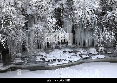 Chutes de la Clyde par New Lanark. Partiellement gelé pendant l'hiver le plus de mémoire. (2010) d'énormes glaçons Banque D'Images