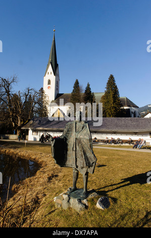 Église catholique Saint Johann Baptist et la sculpture dans le parc thermal à Oberstdorf, Allgäu, Bavière, Allemagne Banque D'Images