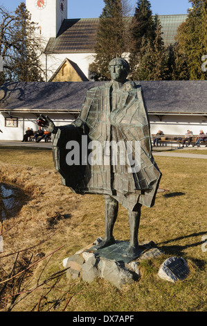 Église catholique Saint Johann Baptist et la sculpture dans le parc thermal à Oberstdorf, Allgäu, Bavière, Allemagne Banque D'Images