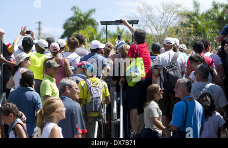 Miami, Floride, USA. Mar 19, 2014. Key Biscayne, Floride - 20 Mars : fans essaient d'obtenir des images de Roger Federer (SUI) au cours de sa pratique avec Kei Nishikori (JPN). Les deux jouent dans le tournoi de tennis Sony 2014. (Photos par Andrew Patron).Tennis - Sony Open de Tennis - ATP World Tour Masters 1000 - Jour 3 - Mercredi 19 mars 2014 - Tennis Center de Crandon Park à Key Biscayne, Miami, Floride USA.© CameraSport - 43 Avenue Linden Countesthorpe. Leicester. L'Angleterre. LE8 5PG - Tél : 44 (0) 116 277 4147 admin@camerasport.com www.camerasport.com - - Crédit : Andrew Patron/ZUMAPRESS.com/Alamy Live New Banque D'Images